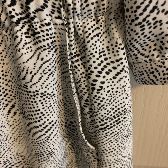 Katherine Barclay Women's Size 4 One Piece Blk/White Print Romper Shorts - Picture 6 of 10